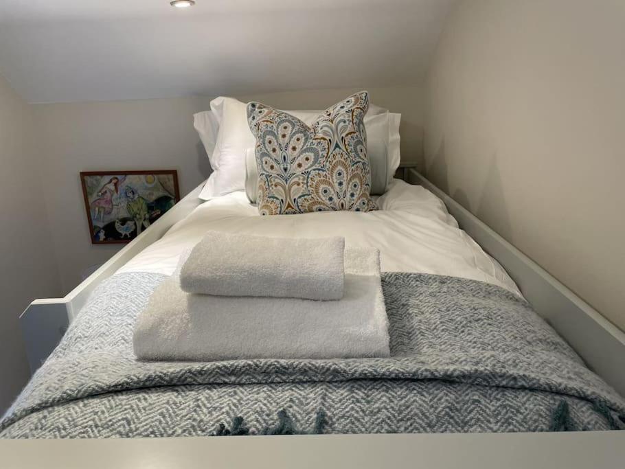 Holly Cottage, 2, Northbrook Park, Farnham-Up To 6 Adults Extérieur photo