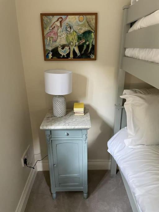 Holly Cottage, 2, Northbrook Park, Farnham-Up To 6 Adults Extérieur photo