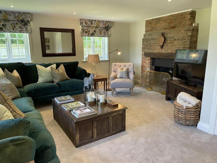 Holly Cottage, 2, Northbrook Park, Farnham-Up To 6 Adults Extérieur photo